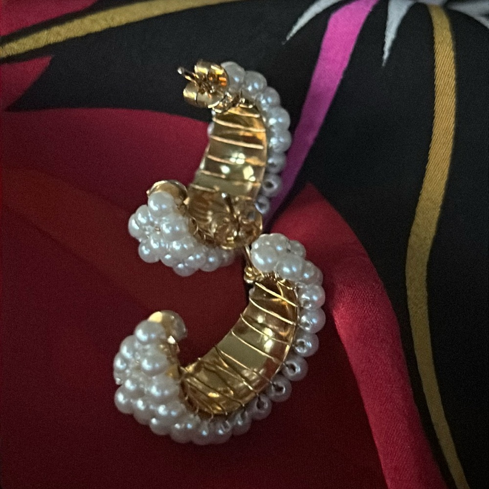 VTG NWOT Pair Faux Pearl Earrings on gold color half hoops - Picture 5 of 13